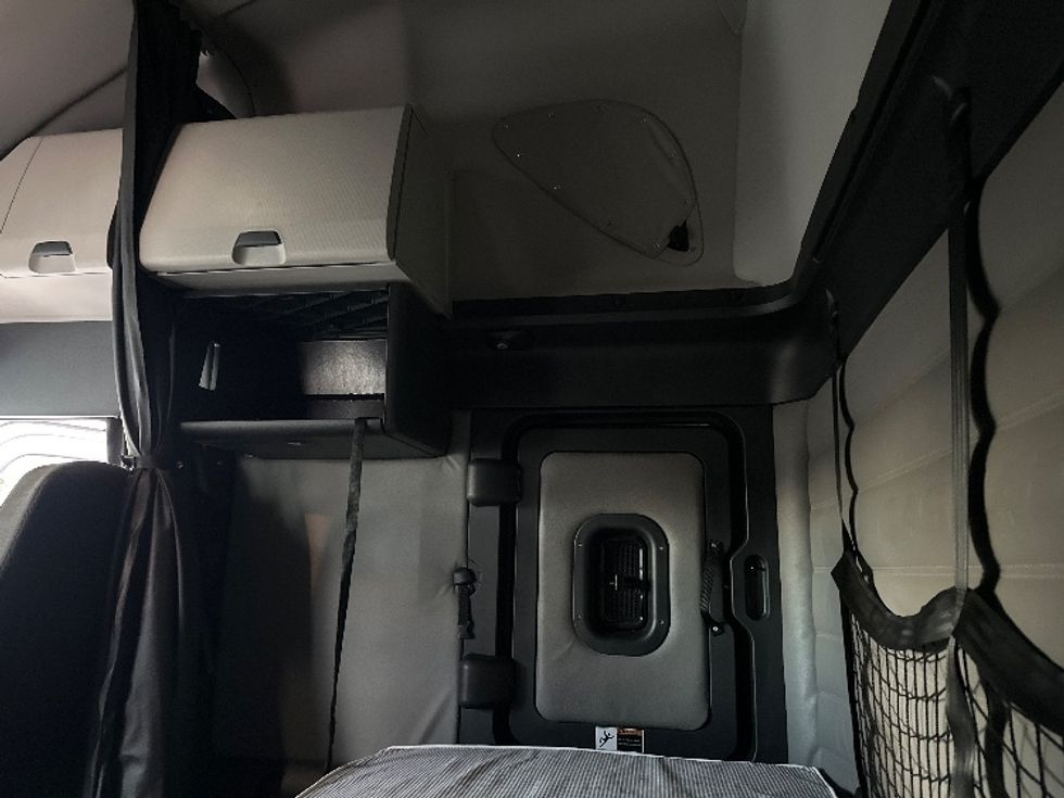 Sleeper Tractor-Heavy Duty Tractors-Freightliner-2023-T12664ST-Londonderry-NH-219,395\n\t\tmiles-$ 97,500 - Image 17