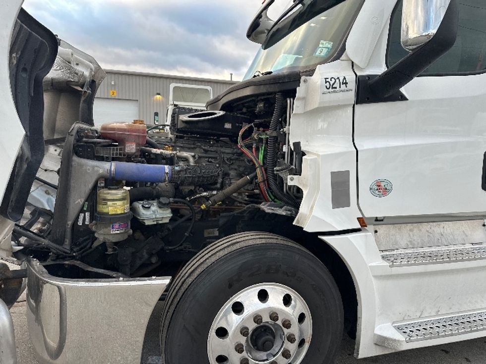 Sleeper Tractor-Heavy Duty Tractors-Freightliner-2023-T12664ST-Londonderry-NH-219,395\n\t\tmiles-$ 97,500 - Image 19