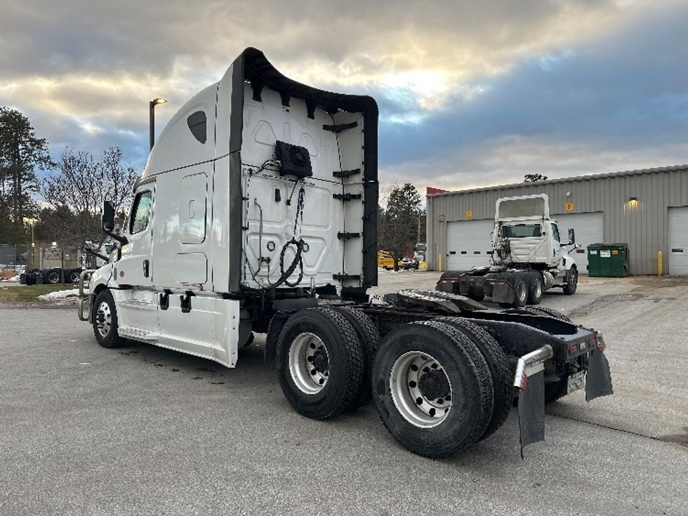 Sleeper Tractor-Heavy Duty Tractors-Freightliner-2023-T12664ST-Londonderry-NH-219,395\n\t\tmiles-$ 97,500 - Image 5