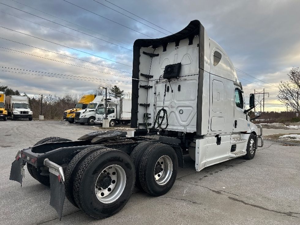 Sleeper Tractor-Heavy Duty Tractors-Freightliner-2023-T12664ST-Londonderry-NH-219,395\n\t\tmiles-$ 97,500 - Image 7