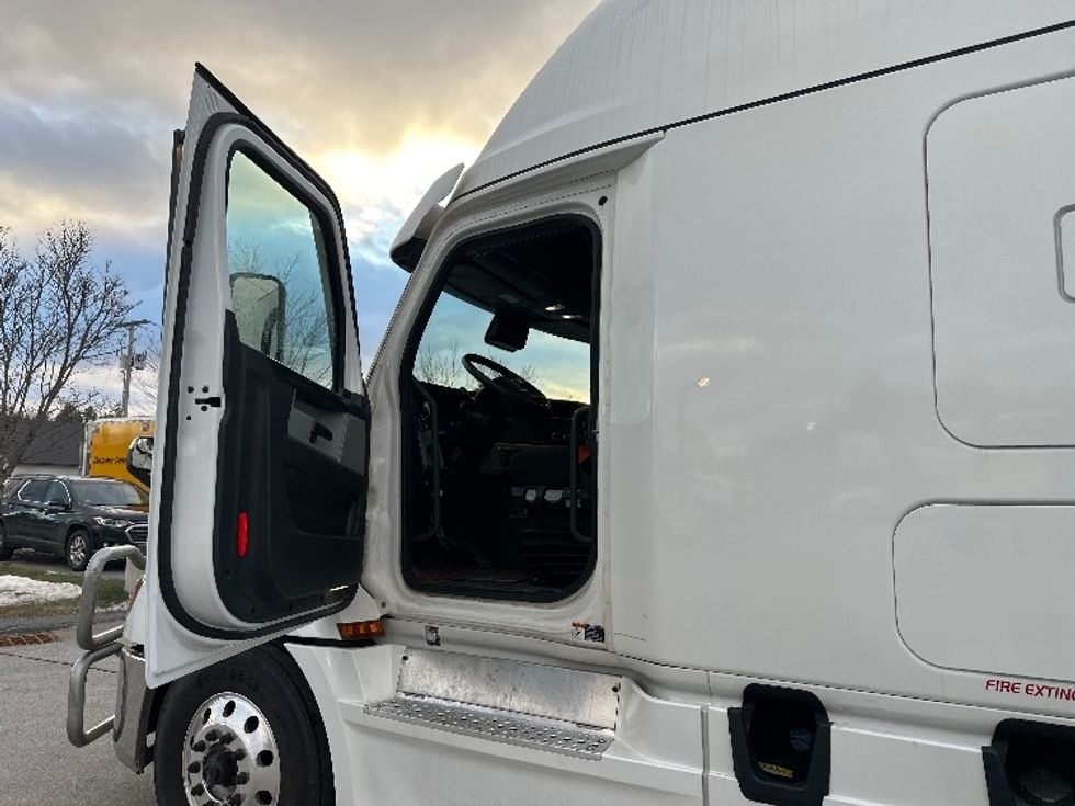 Sleeper Tractor-Heavy Duty Tractors-Freightliner-2023-T12664ST-Londonderry-NH-219,395\n\t\tmiles-$ 97,500 - Image 8