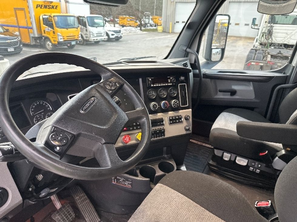 Sleeper Tractor-Heavy Duty Tractors-Freightliner-2023-T12664ST-Londonderry-NH-219,395\n\t\tmiles-$ 97,500 - Image 9