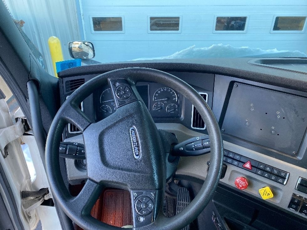 Sleeper Tractor-Heavy Duty Tractors-Freightliner-2023-T12664ST-Londonderry-NH-236,470\n\t\tmiles-$ 99,500 - Image 10