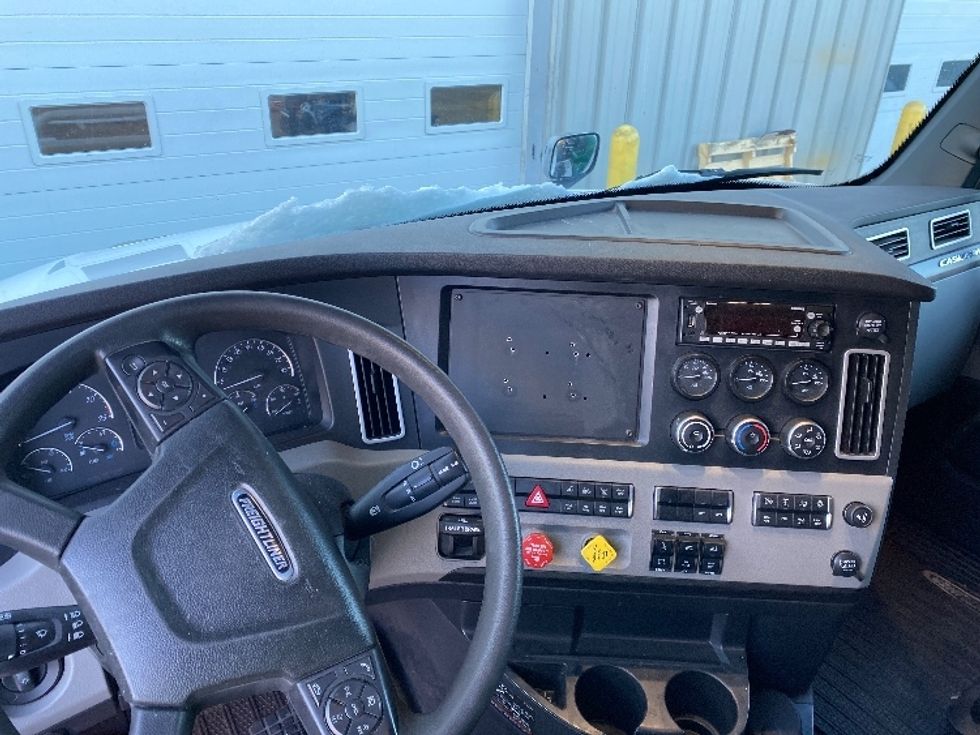 Sleeper Tractor-Heavy Duty Tractors-Freightliner-2023-T12664ST-Londonderry-NH-236,470\n\t\tmiles-$ 99,500 - Image 11