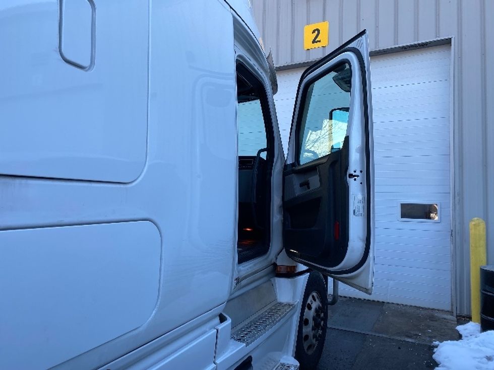 Sleeper Tractor-Heavy Duty Tractors-Freightliner-2023-T12664ST-Londonderry-NH-236,470\n\t\tmiles-$ 99,500 - Image 13