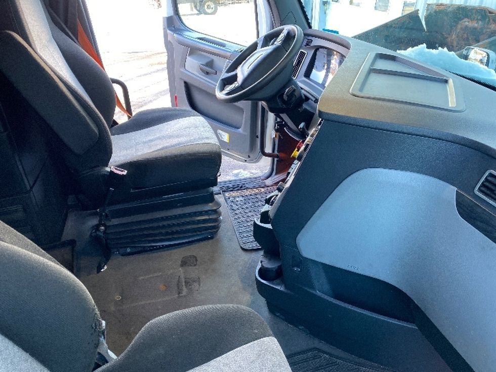 Sleeper Tractor-Heavy Duty Tractors-Freightliner-2023-T12664ST-Londonderry-NH-236,470\n\t\tmiles-$ 99,500 - Image 15