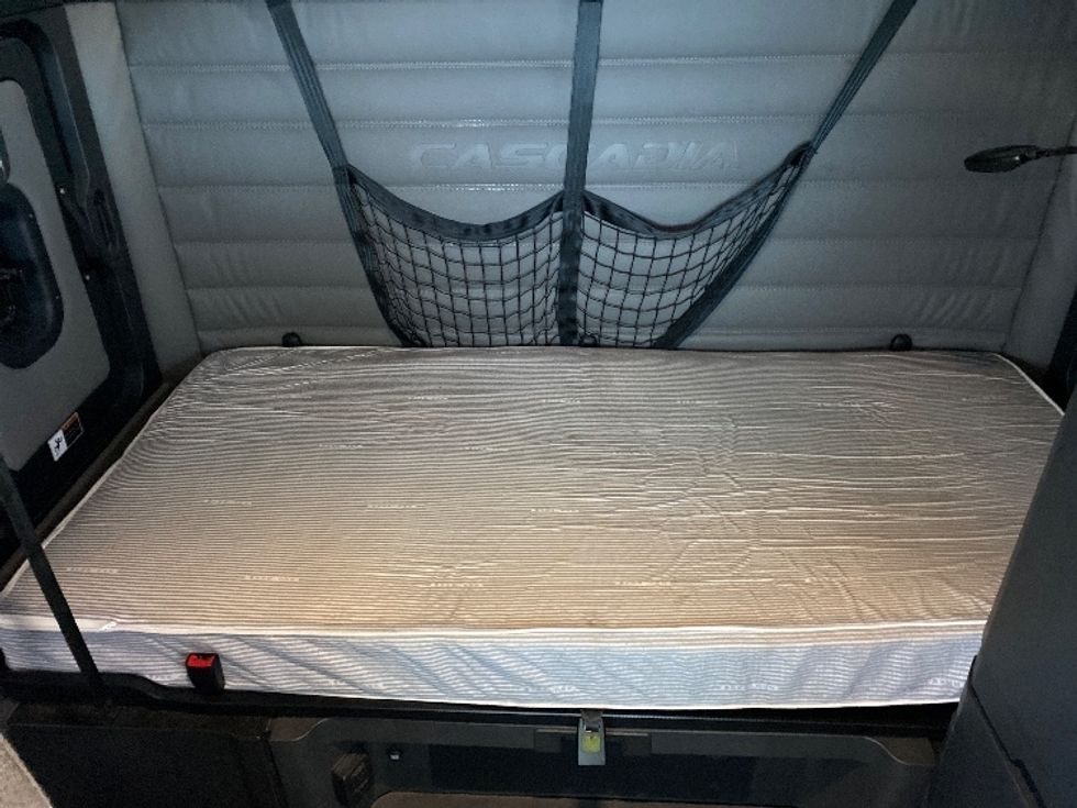 Sleeper Tractor-Heavy Duty Tractors-Freightliner-2023-T12664ST-Londonderry-NH-236,470\n\t\tmiles-$ 99,500 - Image 16