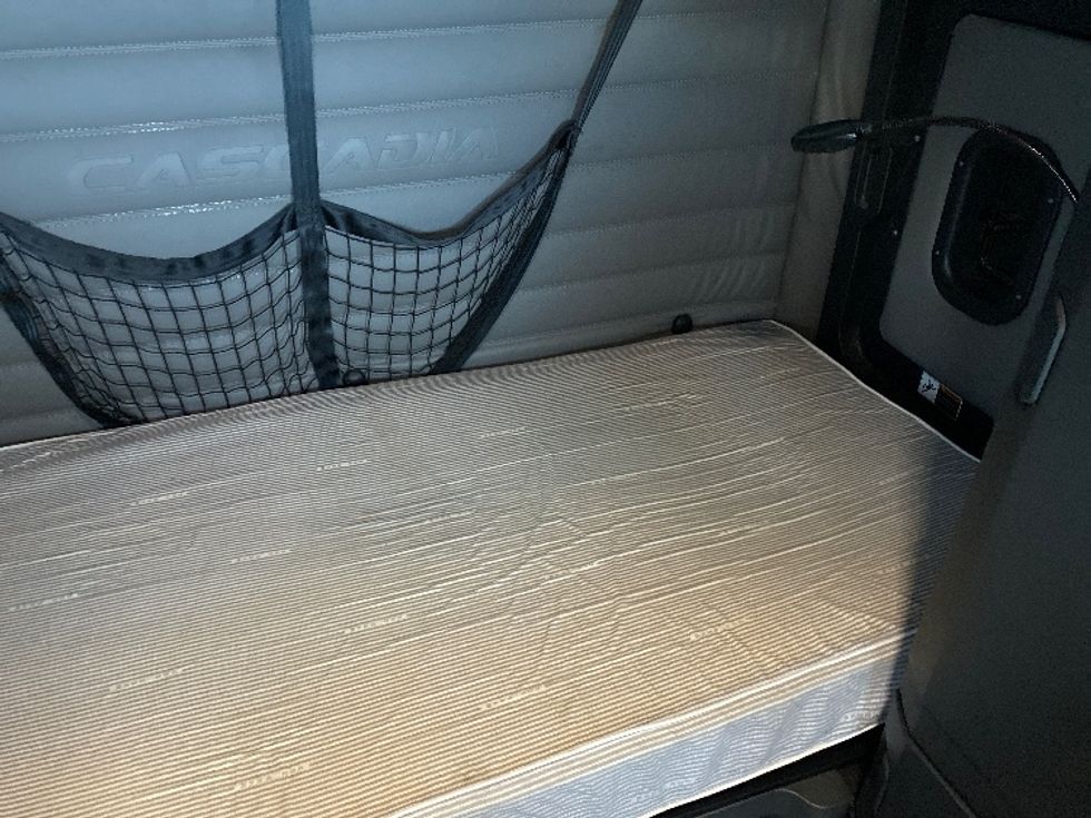 Sleeper Tractor-Heavy Duty Tractors-Freightliner-2023-T12664ST-Londonderry-NH-236,470\n\t\tmiles-$ 99,500 - Image 17