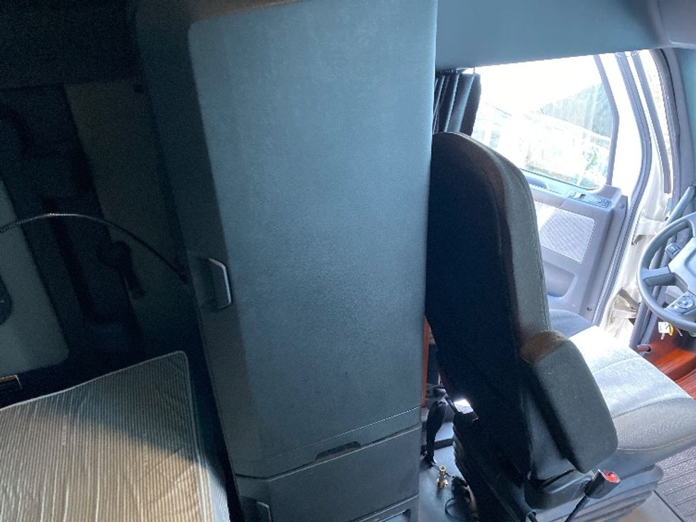 Sleeper Tractor-Heavy Duty Tractors-Freightliner-2023-T12664ST-Londonderry-NH-236,470\n\t\tmiles-$ 99,500 - Image 18