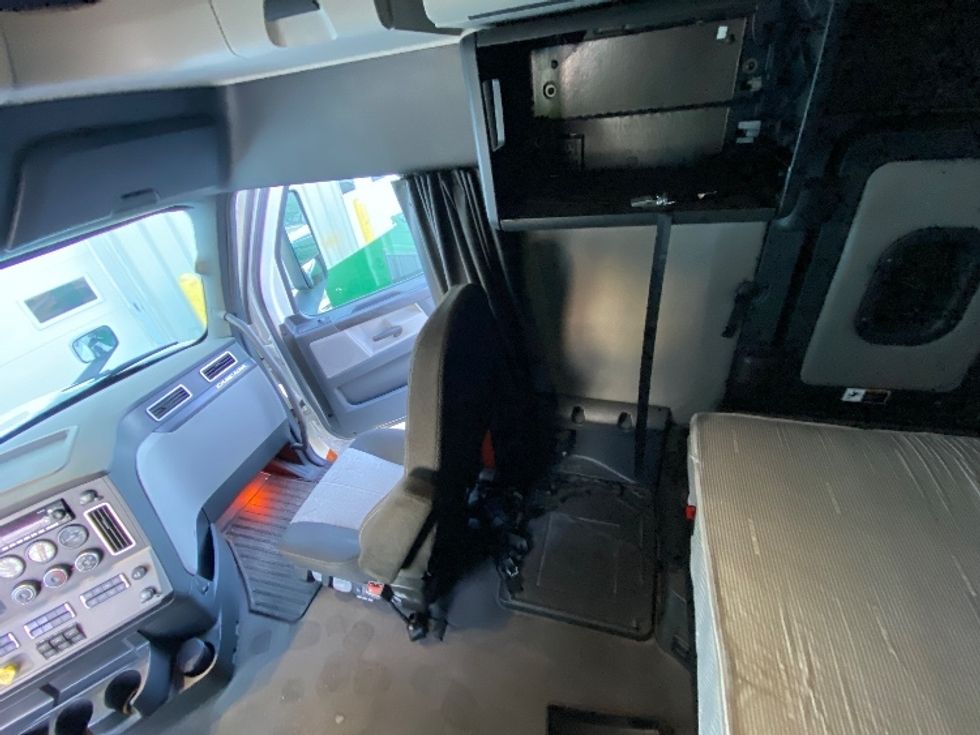 Sleeper Tractor-Heavy Duty Tractors-Freightliner-2023-T12664ST-Londonderry-NH-236,470\n\t\tmiles-$ 99,500 - Image 19