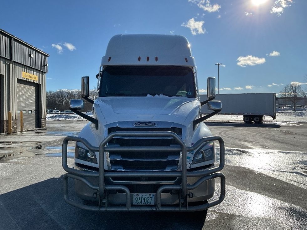 Sleeper Tractor-Heavy Duty Tractors-Freightliner-2023-T12664ST-Londonderry-NH-236,470\n\t\tmiles-$ 99,500 - Image 2
