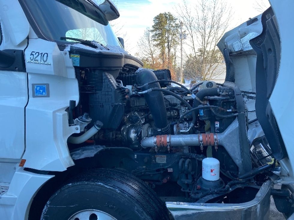 Sleeper Tractor-Heavy Duty Tractors-Freightliner-2023-T12664ST-Londonderry-NH-236,470\n\t\tmiles-$ 99,500 - Image 20