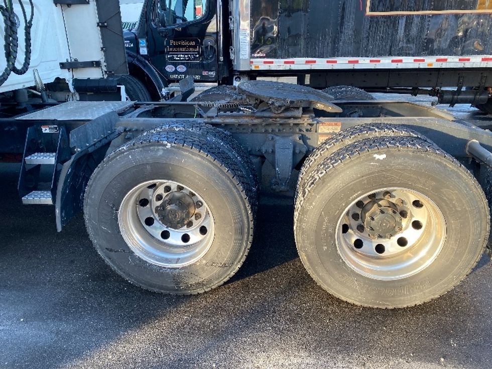 Sleeper Tractor-Heavy Duty Tractors-Freightliner-2023-T12664ST-Londonderry-NH-236,470\n\t\tmiles-$ 99,500 - Image 22