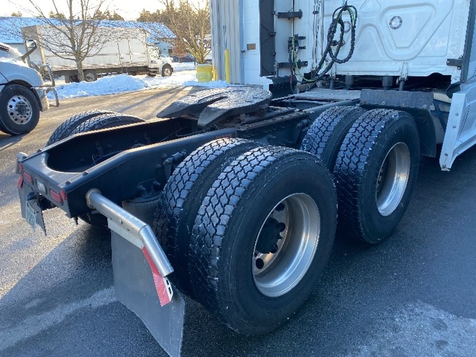 Sleeper Tractor-Heavy Duty Tractors-Freightliner-2023-T12664ST-Londonderry-NH-236,470\n\t\tmiles-$ 99,500 - Image 23