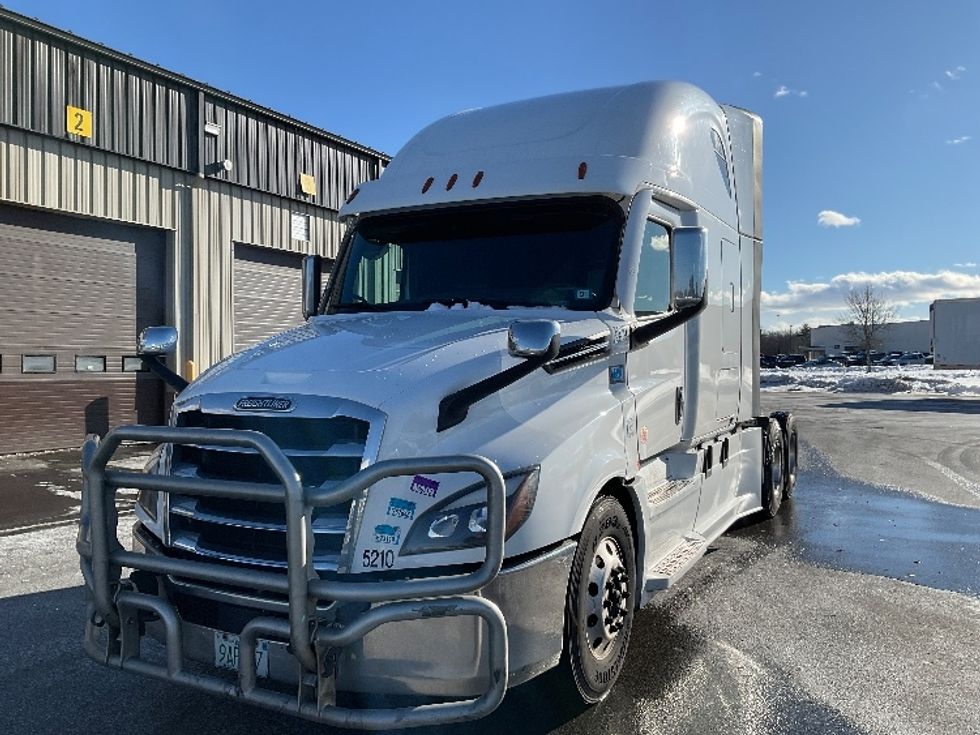 Sleeper Tractor-Heavy Duty Tractors-Freightliner-2023-T12664ST-Londonderry-NH-236,470\n\t\tmiles-$ 99,500 - Image 3