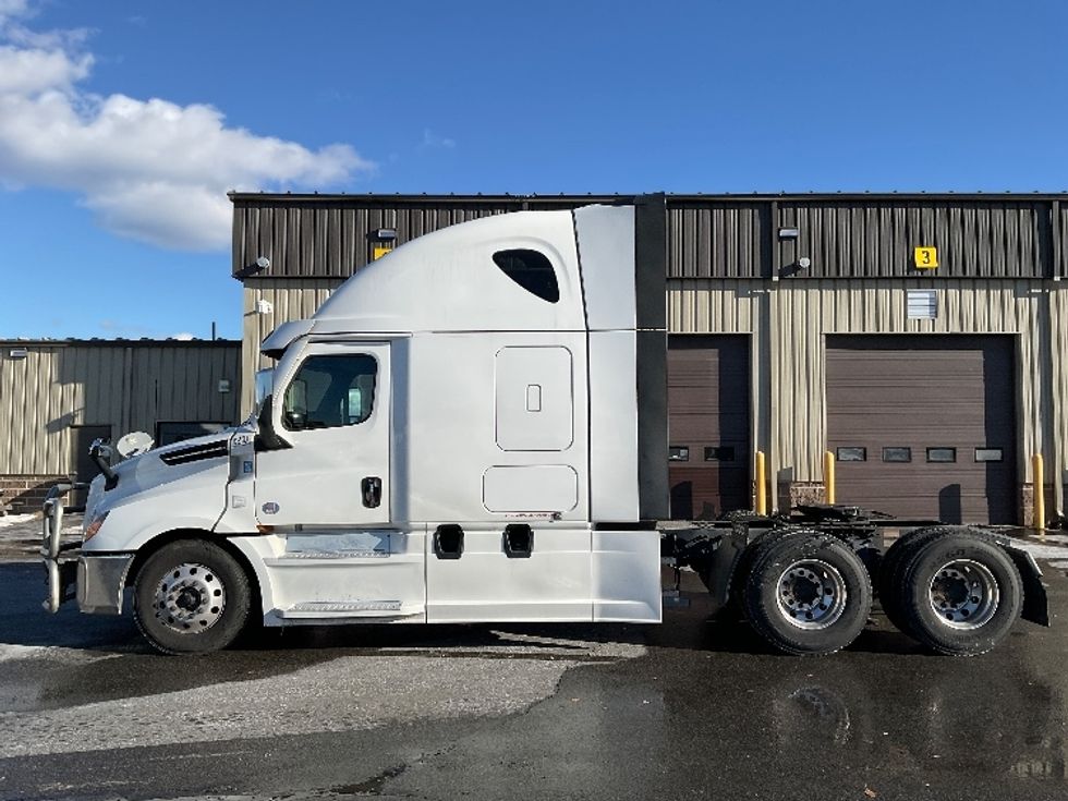 Sleeper Tractor-Heavy Duty Tractors-Freightliner-2023-T12664ST-Londonderry-NH-236,470\n\t\tmiles-$ 99,500 - Image 4