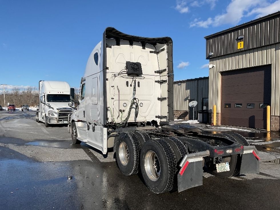Sleeper Tractor-Heavy Duty Tractors-Freightliner-2023-T12664ST-Londonderry-NH-236,470\n\t\tmiles-$ 99,500 - Image 5
