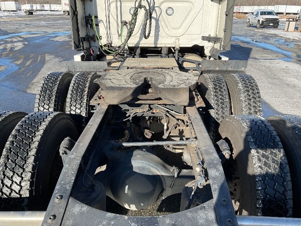 Sleeper Tractor-Heavy Duty Tractors-Freightliner-2023-T12664ST-Londonderry-NH-236,470\n\t\tmiles-$ 99,500 - Image 6