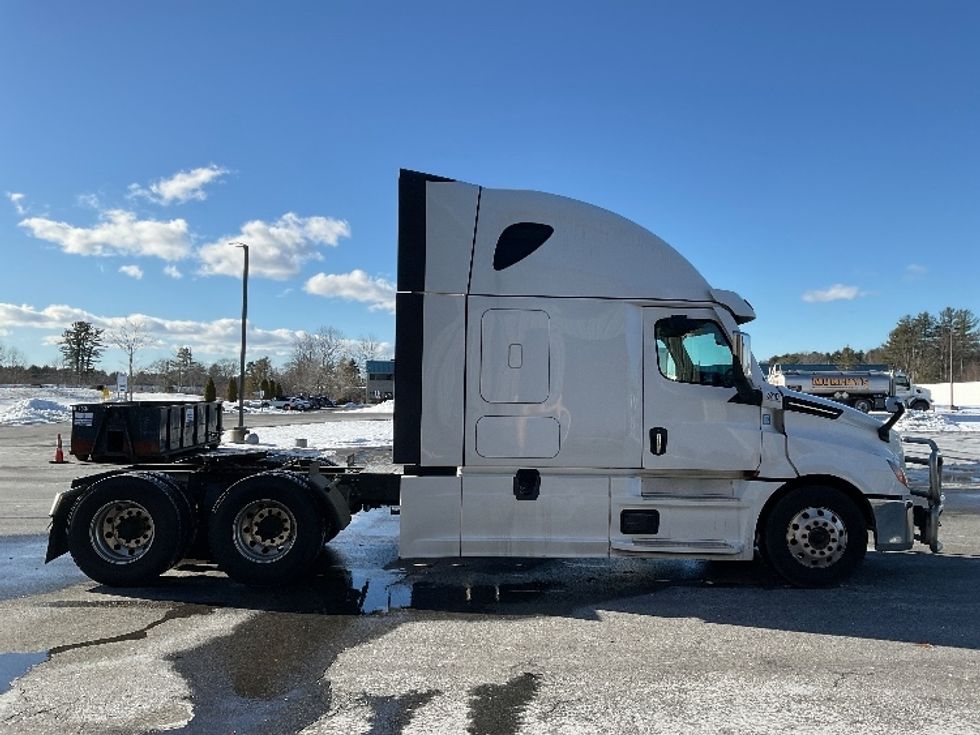 Sleeper Tractor-Heavy Duty Tractors-Freightliner-2023-T12664ST-Londonderry-NH-236,470\n\t\tmiles-$ 99,500 - Image 8