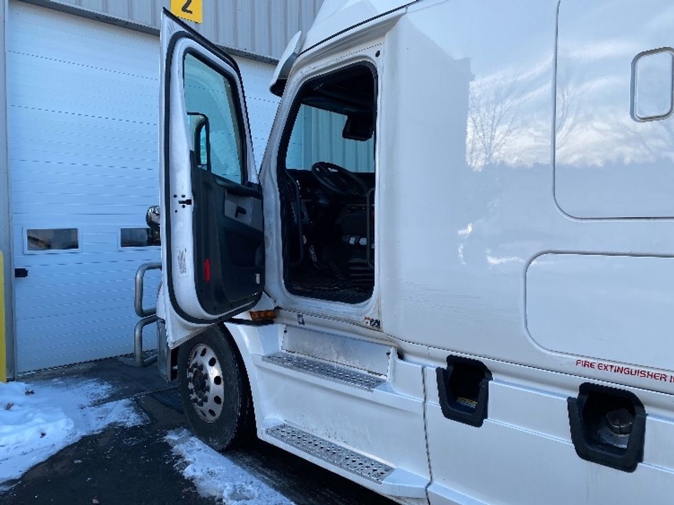 Sleeper Tractor-Heavy Duty Tractors-Freightliner-2023-T12664ST-Londonderry-NH-236,470\n\t\tmiles-$ 99,500 - Image 9