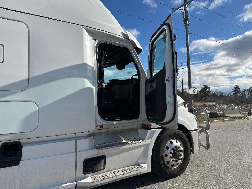 Sleeper Tractor-Heavy Duty Tractors-Freightliner-2023-T12664ST-Londonderry-NH-237,059\n\t\tmiles-$ 96,250 - Image 10