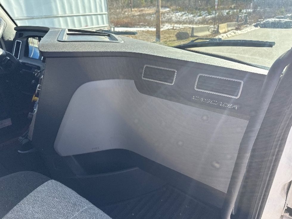 Sleeper Tractor-Heavy Duty Tractors-Freightliner-2023-T12664ST-Londonderry-NH-237,059\n\t\tmiles-$ 96,250 - Image 11