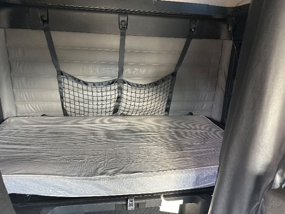 Sleeper Tractor-Heavy Duty Tractors-Freightliner-2023-T12664ST-Londonderry-NH-237,059\n\t\tmiles-$ 96,250 - Image 13