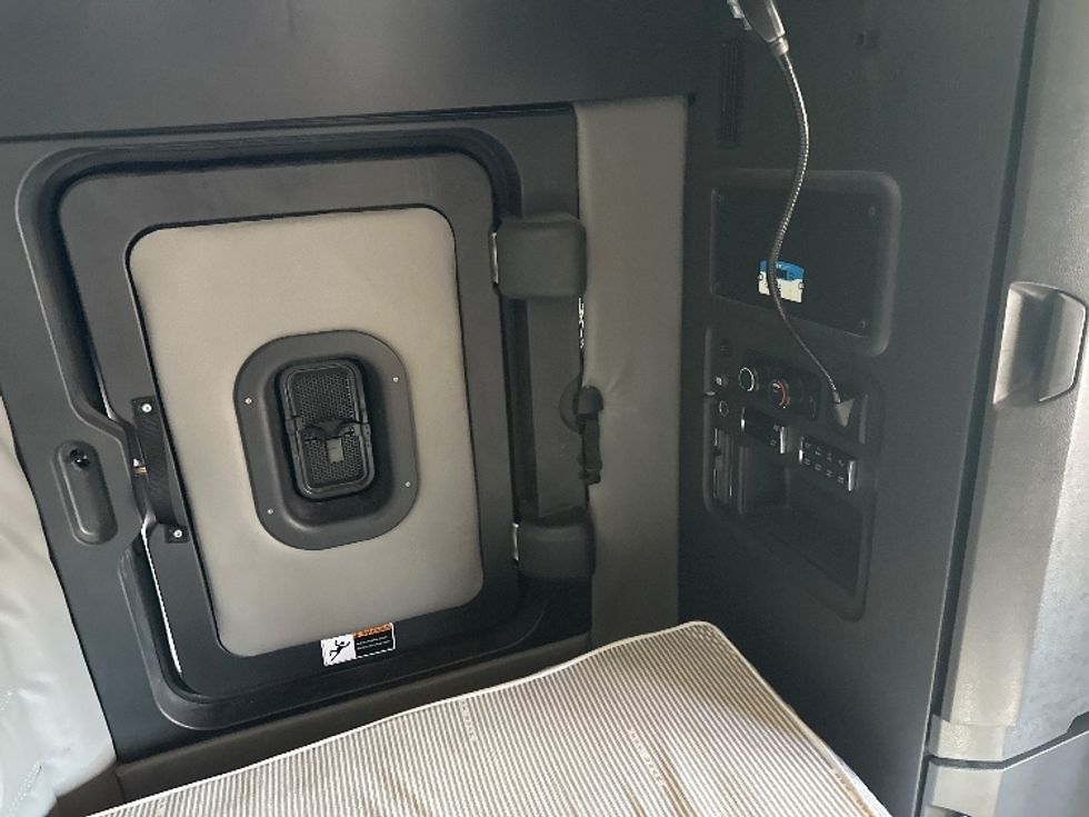 Sleeper Tractor-Heavy Duty Tractors-Freightliner-2023-T12664ST-Londonderry-NH-237,059\n\t\tmiles-$ 96,250 - Image 14