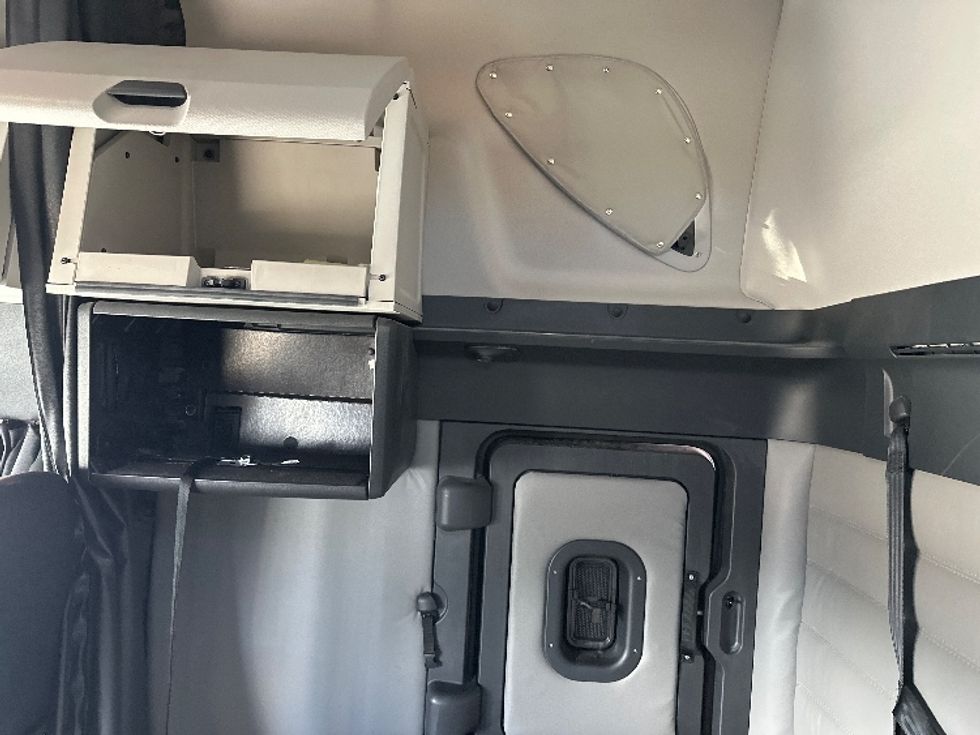 Sleeper Tractor-Heavy Duty Tractors-Freightliner-2023-T12664ST-Londonderry-NH-237,059\n\t\tmiles-$ 96,250 - Image 15