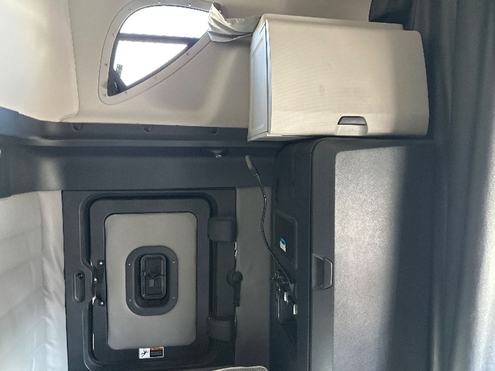 Sleeper Tractor-Heavy Duty Tractors-Freightliner-2023-T12664ST-Londonderry-NH-237,059\n\t\tmiles-$ 96,250 - Image 16