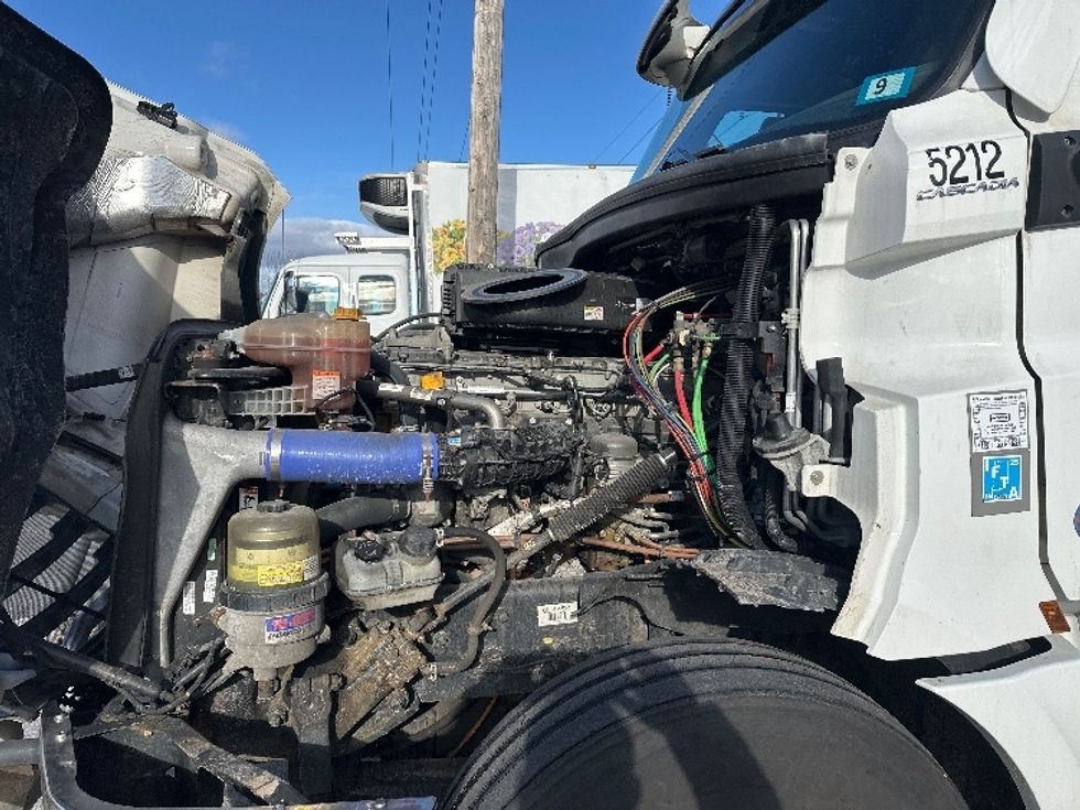 Sleeper Tractor-Heavy Duty Tractors-Freightliner-2023-T12664ST-Londonderry-NH-237,059\n\t\tmiles-$ 96,250 - Image 18