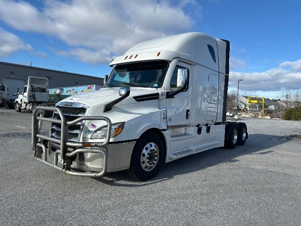 Sleeper Tractor-Heavy Duty Tractors-Freightliner-2023-T12664ST-Londonderry-NH-237,059\n\t\tmiles-$ 96,250 - Image 3