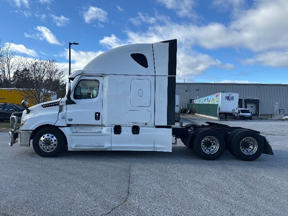 Sleeper Tractor-Heavy Duty Tractors-Freightliner-2023-T12664ST-Londonderry-NH-237,059\n\t\tmiles-$ 96,250 - Image 4