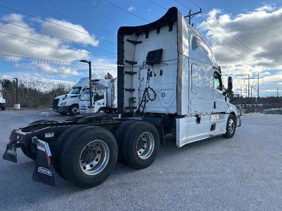 Sleeper Tractor-Heavy Duty Tractors-Freightliner-2023-T12664ST-Londonderry-NH-237,059\n\t\tmiles-$ 96,250 - Image 5