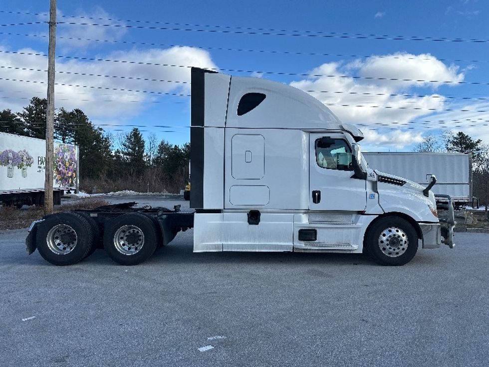 Sleeper Tractor-Heavy Duty Tractors-Freightliner-2023-T12664ST-Londonderry-NH-237,059\n\t\tmiles-$ 96,250 - Image 6