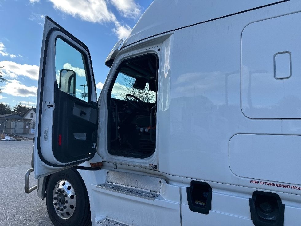 Sleeper Tractor-Heavy Duty Tractors-Freightliner-2023-T12664ST-Londonderry-NH-237,059\n\t\tmiles-$ 96,250 - Image 7