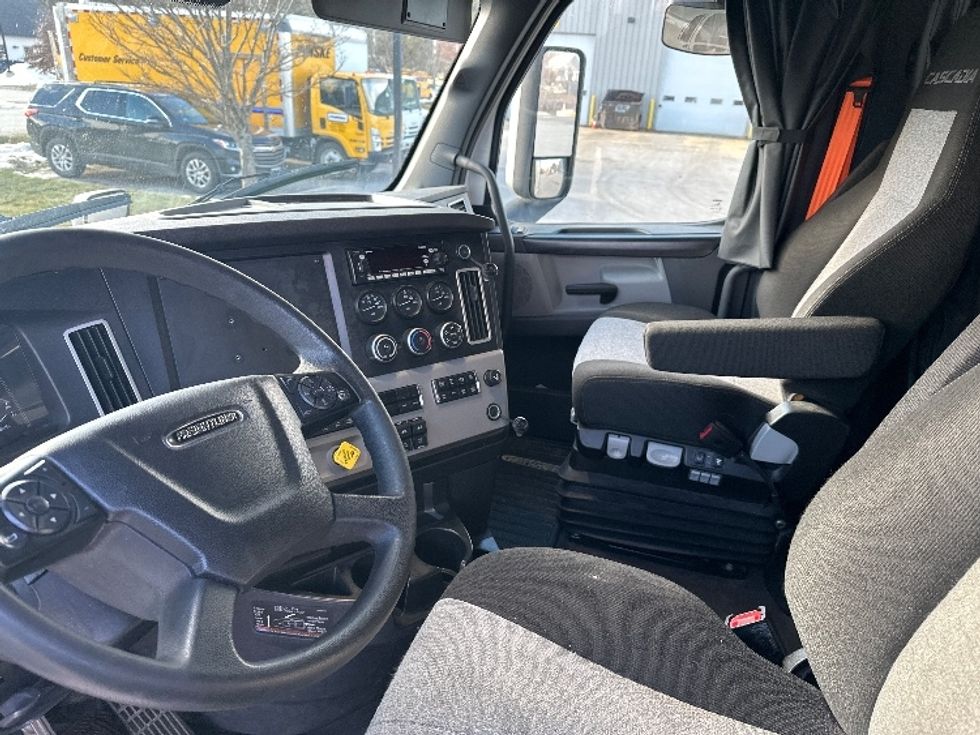 Sleeper Tractor-Heavy Duty Tractors-Freightliner-2023-T12664ST-Londonderry-NH-237,059\n\t\tmiles-$ 96,250 - Image 8