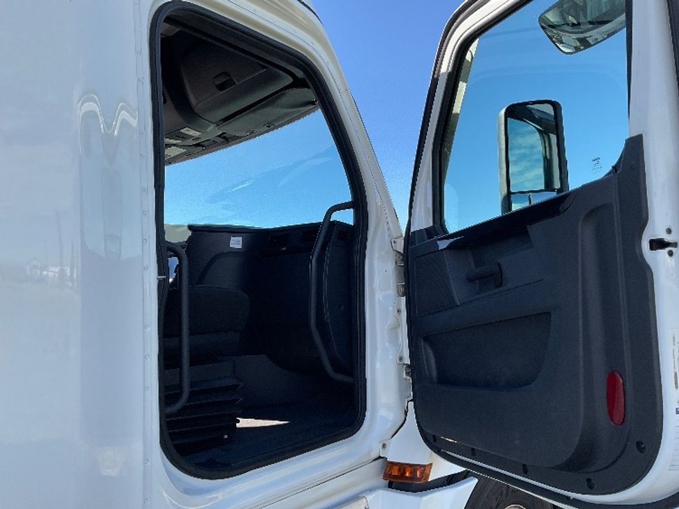 Sleeper Tractor-Heavy Duty Tractors-Freightliner-2023-T12664ST-Loveland-CO-571,172\n\t\tmiles-$ 77,250 - Image 13