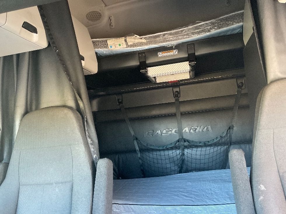 Sleeper Tractor-Heavy Duty Tractors-Freightliner-2023-T12664ST-Loveland-CO-571,172\n\t\tmiles-$ 77,250 - Image 16