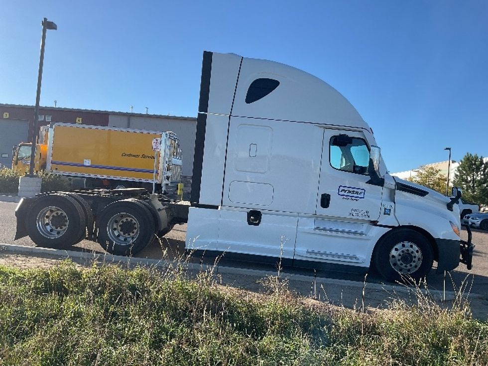 Sleeper Tractor-Heavy Duty Tractors-Freightliner-2023-T12664ST-Loveland-CO-571,172\n\t\tmiles-$ 77,250 - Image 8