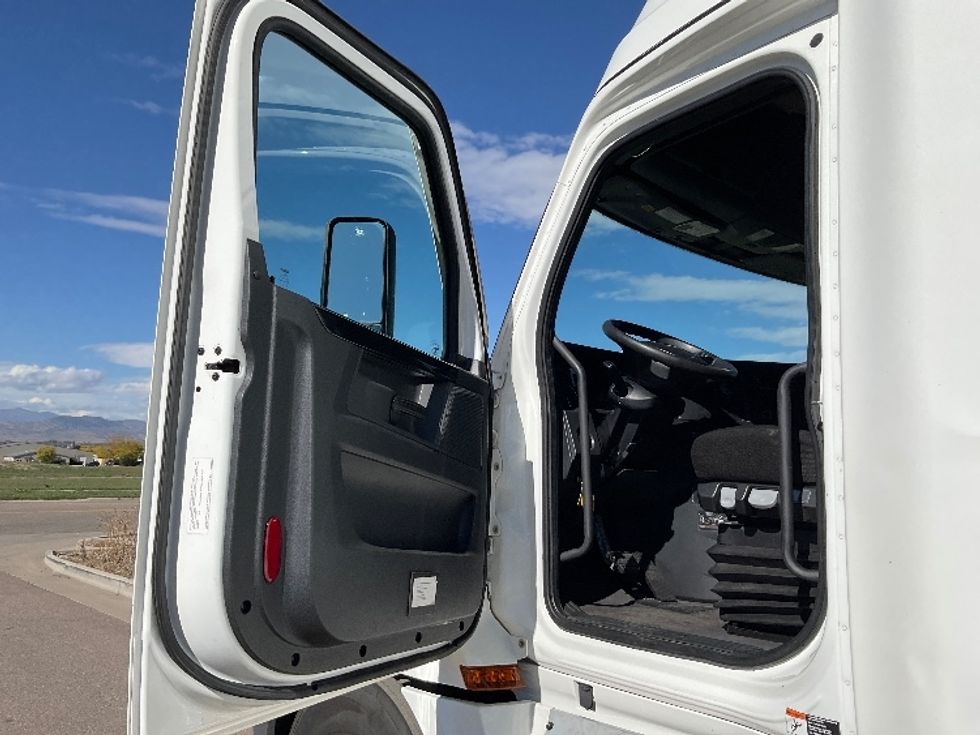 Sleeper Tractor-Heavy Duty Tractors-Freightliner-2023-T12664ST-Loveland-CO-571,172\n\t\tmiles-$ 77,250 - Image 9