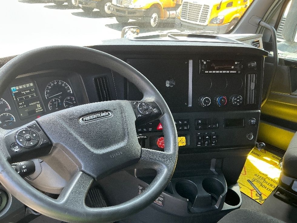 Sleeper Tractor-Heavy Duty Tractors-Freightliner-2023-T12664ST-Medley-FL-448,031\n\t\tmiles-$ 83,500 - Image 12