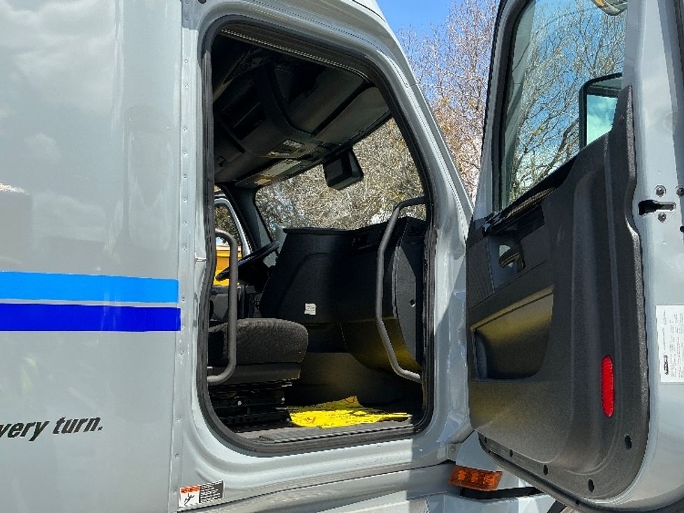 Sleeper Tractor-Heavy Duty Tractors-Freightliner-2023-T12664ST-Medley-FL-448,031\n\t\tmiles-$ 83,500 - Image 13