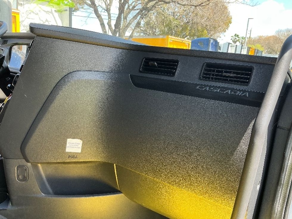 Sleeper Tractor-Heavy Duty Tractors-Freightliner-2023-T12664ST-Medley-FL-448,031\n\t\tmiles-$ 83,500 - Image 14