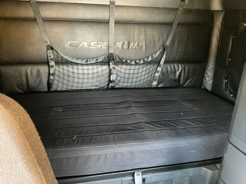 Sleeper Tractor-Heavy Duty Tractors-Freightliner-2023-T12664ST-Medley-FL-448,031\n\t\tmiles-$ 83,500 - Image 16