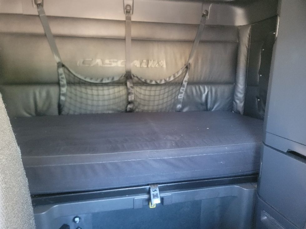 Sleeper Tractor-Heavy Duty Tractors-Freightliner-2023-T12664ST-Medley-FL-448,031\n\t\tmiles-$ 83,500 - Image 17