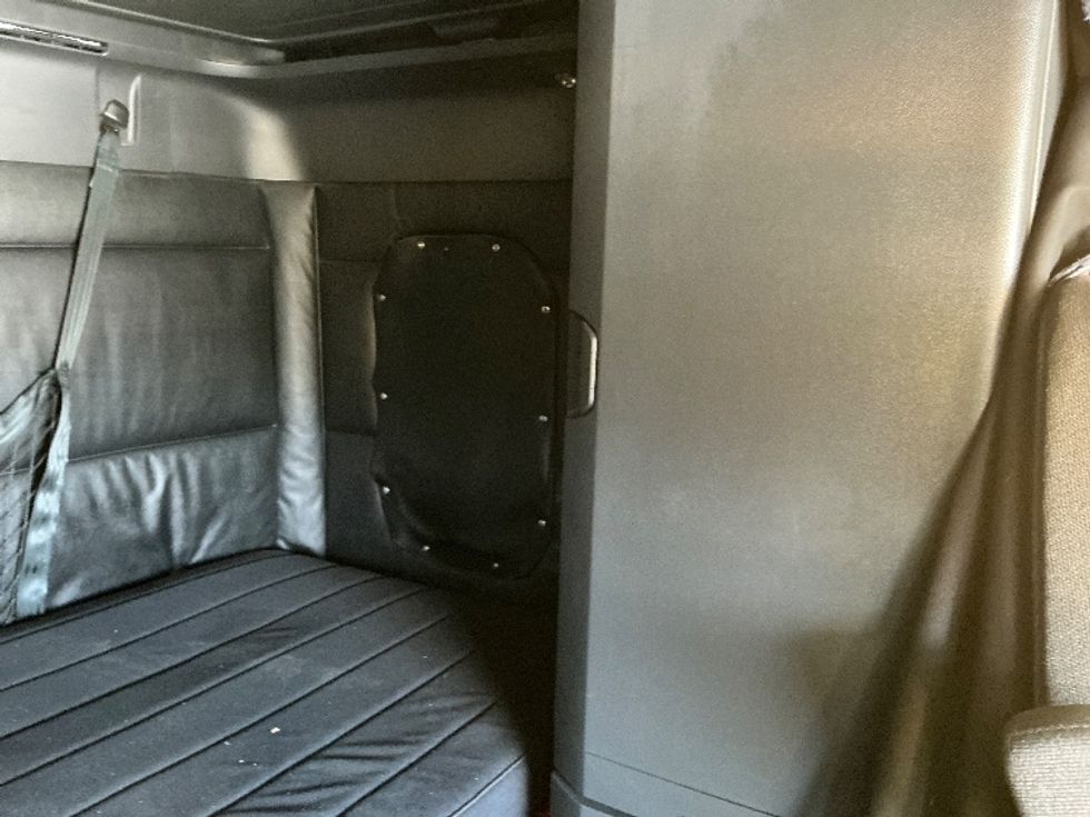Sleeper Tractor-Heavy Duty Tractors-Freightliner-2023-T12664ST-Medley-FL-448,031\n\t\tmiles-$ 83,500 - Image 18