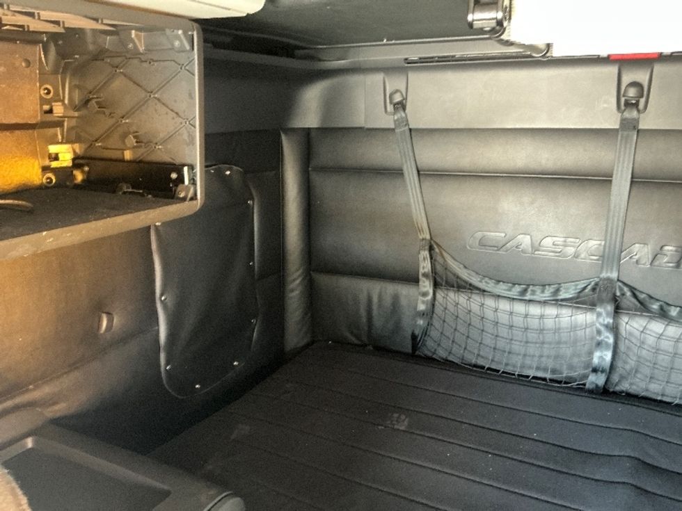 Sleeper Tractor-Heavy Duty Tractors-Freightliner-2023-T12664ST-Medley-FL-448,031\n\t\tmiles-$ 83,500 - Image 19