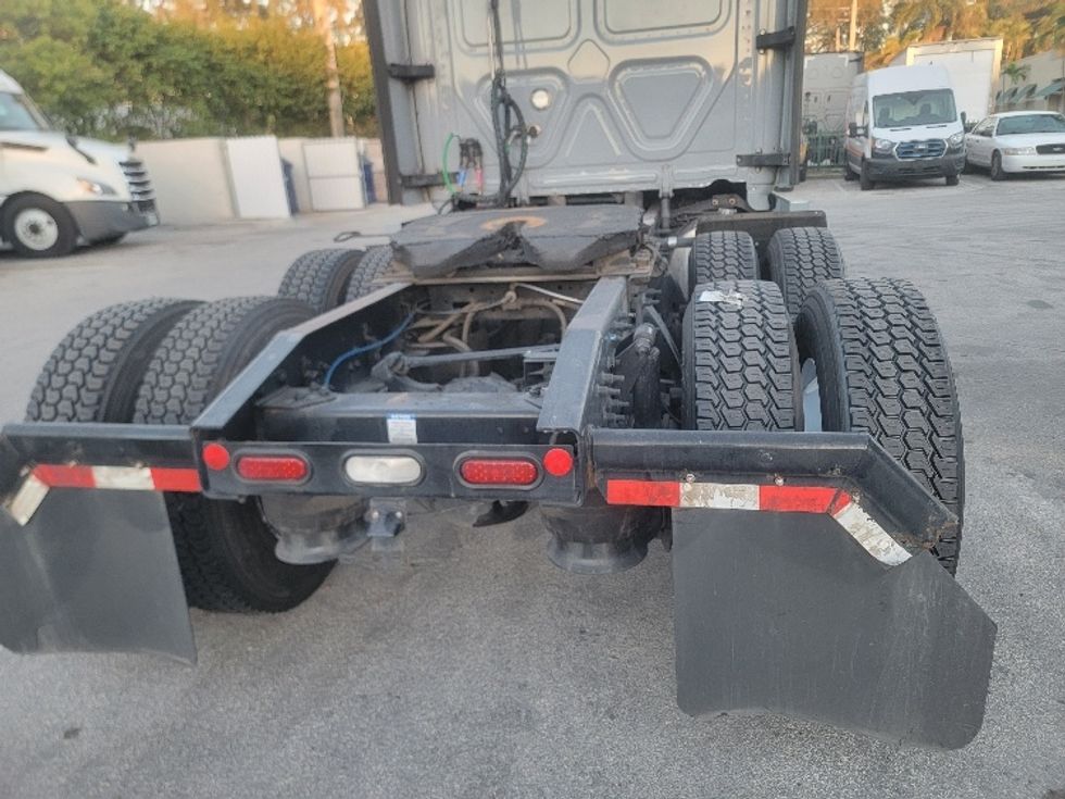 Sleeper Tractor-Heavy Duty Tractors-Freightliner-2023-T12664ST-Medley-FL-448,031\n\t\tmiles-$ 83,500 - Image 22