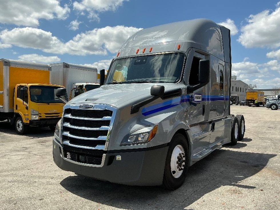 Sleeper Tractor-Heavy Duty Tractors-Freightliner-2023-T12664ST-Medley-FL-448,031\n\t\tmiles-$ 83,500 - Image 3